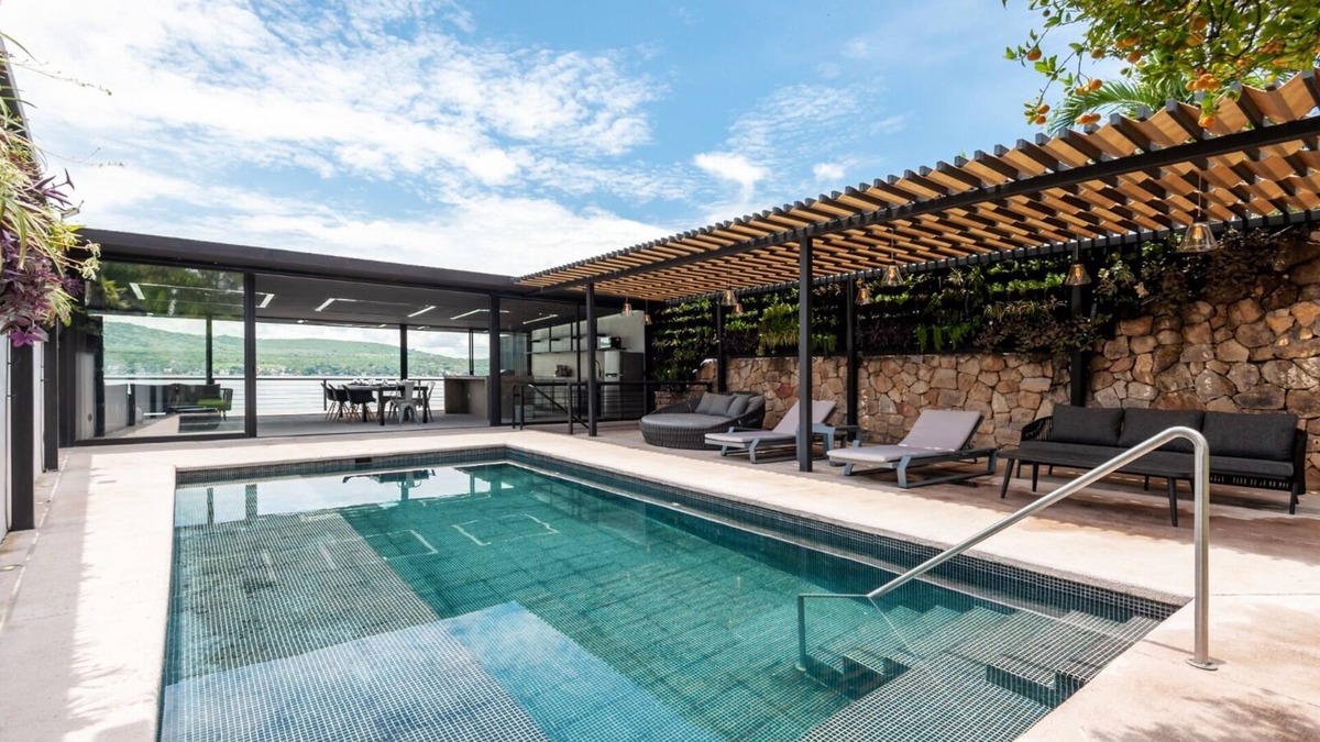 Tequesquitengo Cottage | Direct lakefront total home in Teques, spa, gym, karaoke, games room, staff
