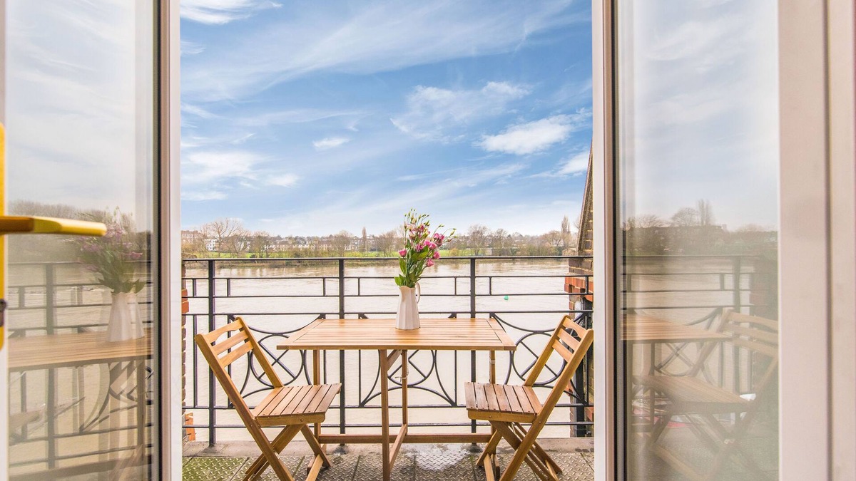 Hammersmith Apartment | Direct River Views & only 15 mins to Central London