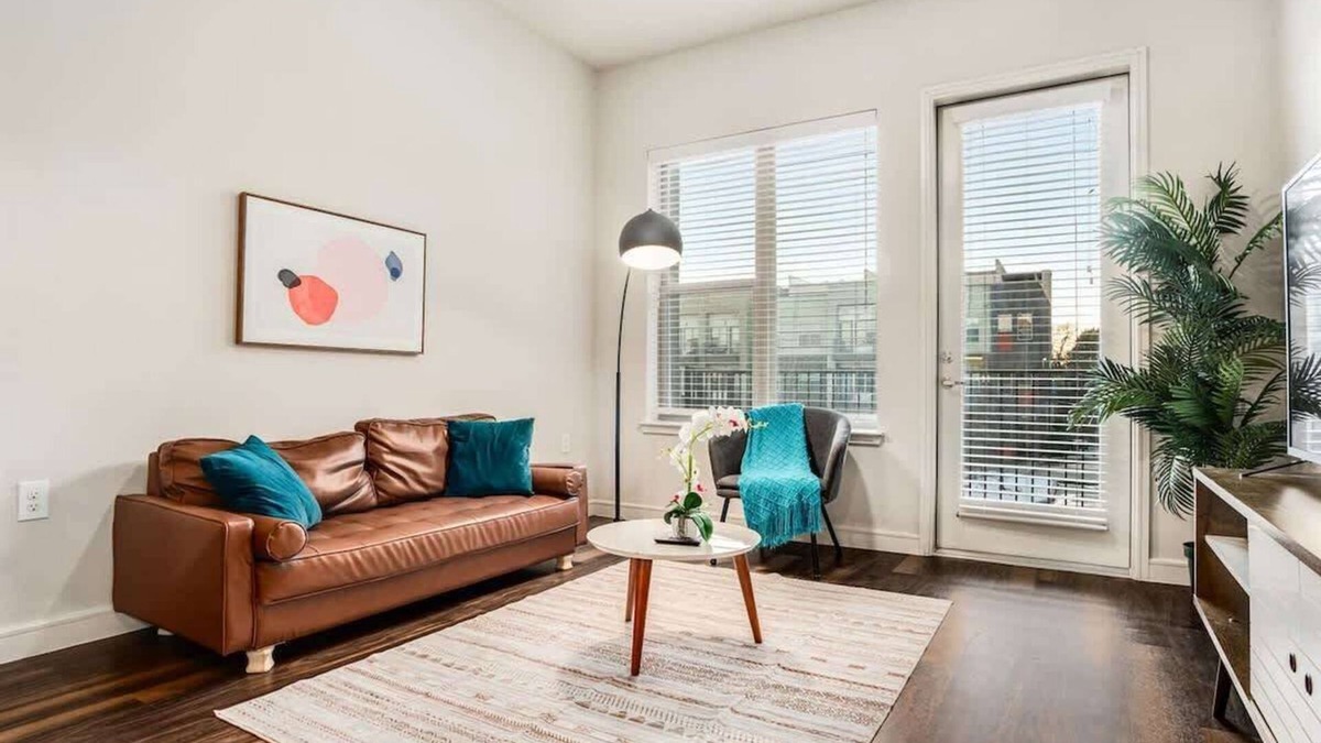 Richardson Apartment | Direct Trail Access! Parking, Pool, Gym 02