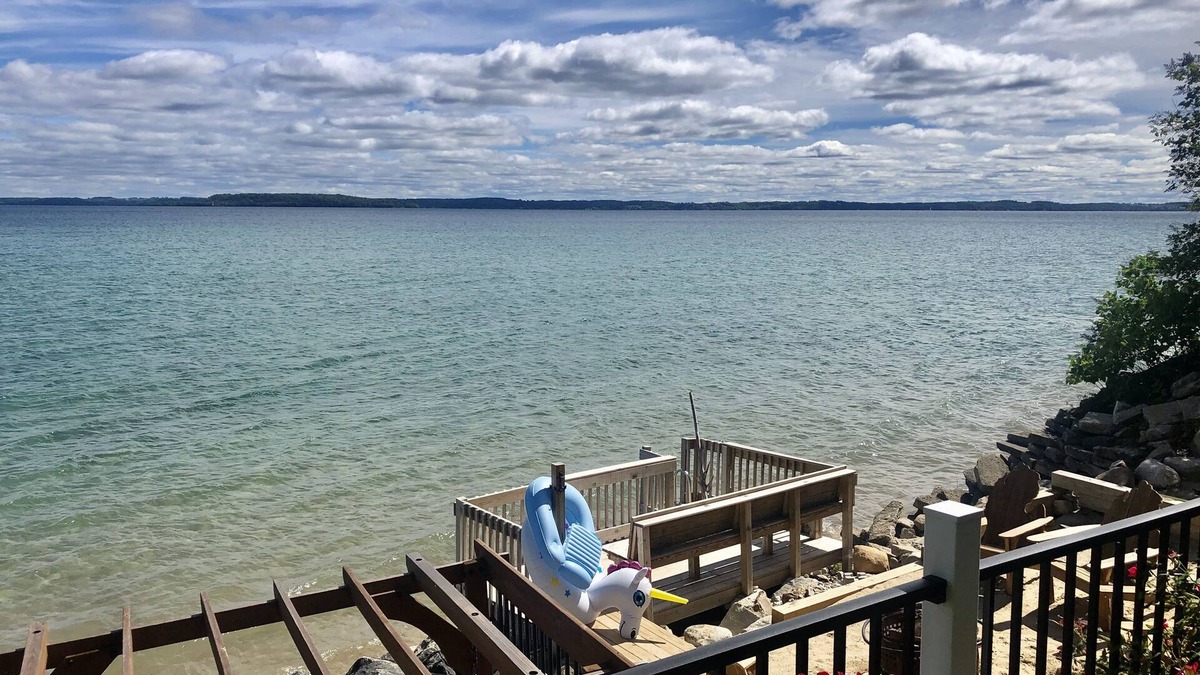 Traverse City House | DIRECT WATERFRONT ON West Bay, AC, Firepit, 15 min to downtown Traverse City