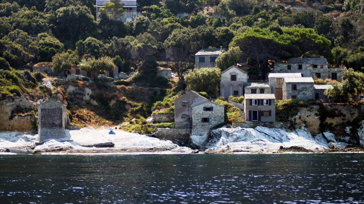 Chine House | Directly at the water's'edge, in the front line on the rocks