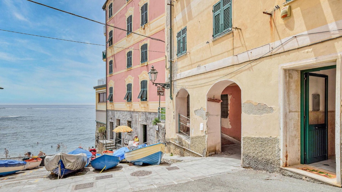 Nervi Apartment | Directly by the sea on the Anita Garibaldi promenade welcomes you this beautiful apartment in Nevi.