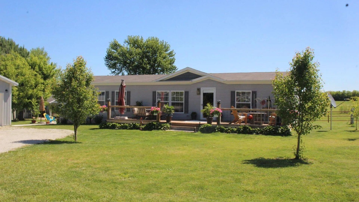 Wheatland House | Directly next door to Lucas Oil Speedway in Wheatland MO.