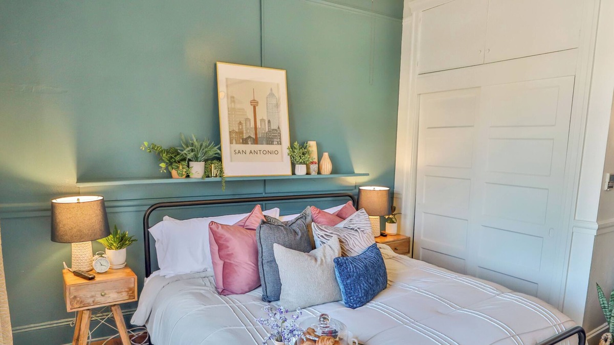 Main - Military Plaza Apartment | Directly on Riverwalk/King