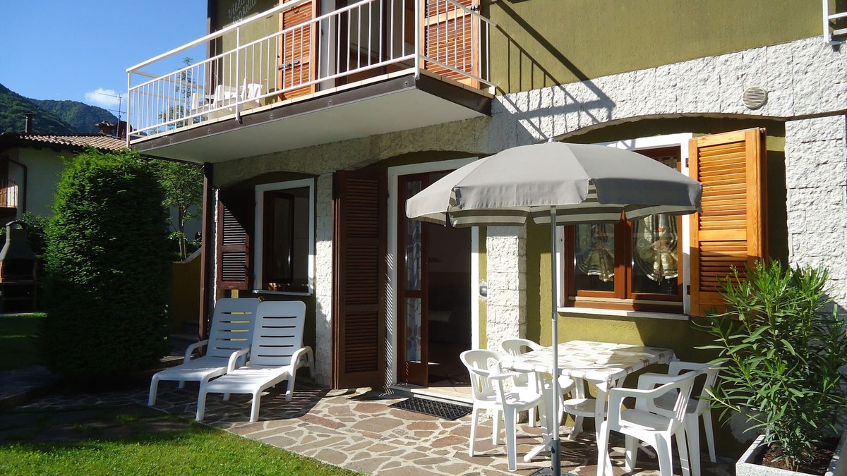 Idro Apartment | DIRECTLY ON THE BEACH/LAKE, apartment up to 4 people, pool and garden, Villa Soghetta type S2