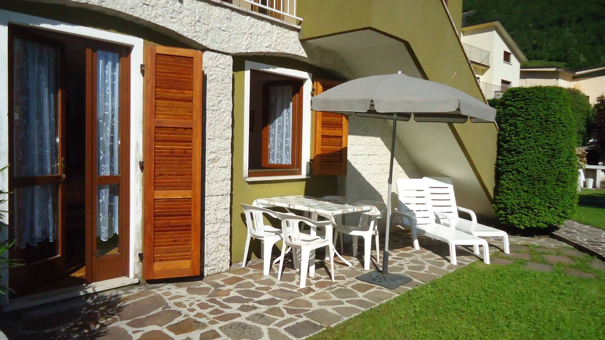 Idro Apartment | DIRECTLY ON THE BEACH/LAKE, up to 4 people, pool, garden and fantastic views