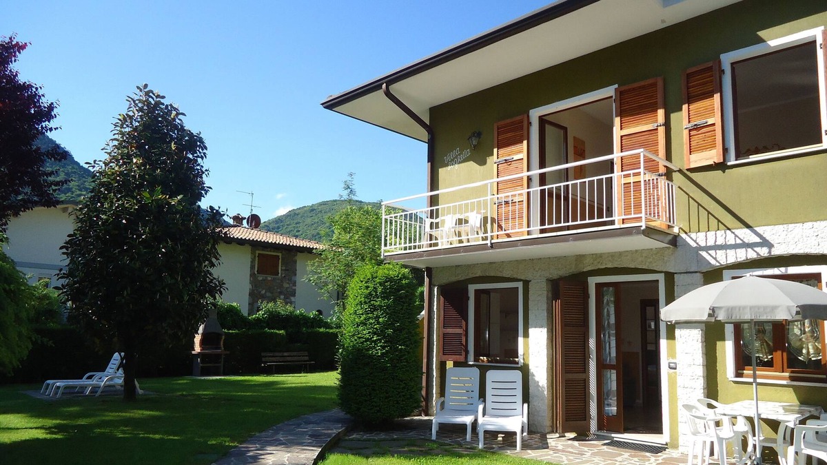 Idro Apartment | DIRECTLY ON THE BEACH / LAKE, apartment up to 4 people, small pool, garden, wide view