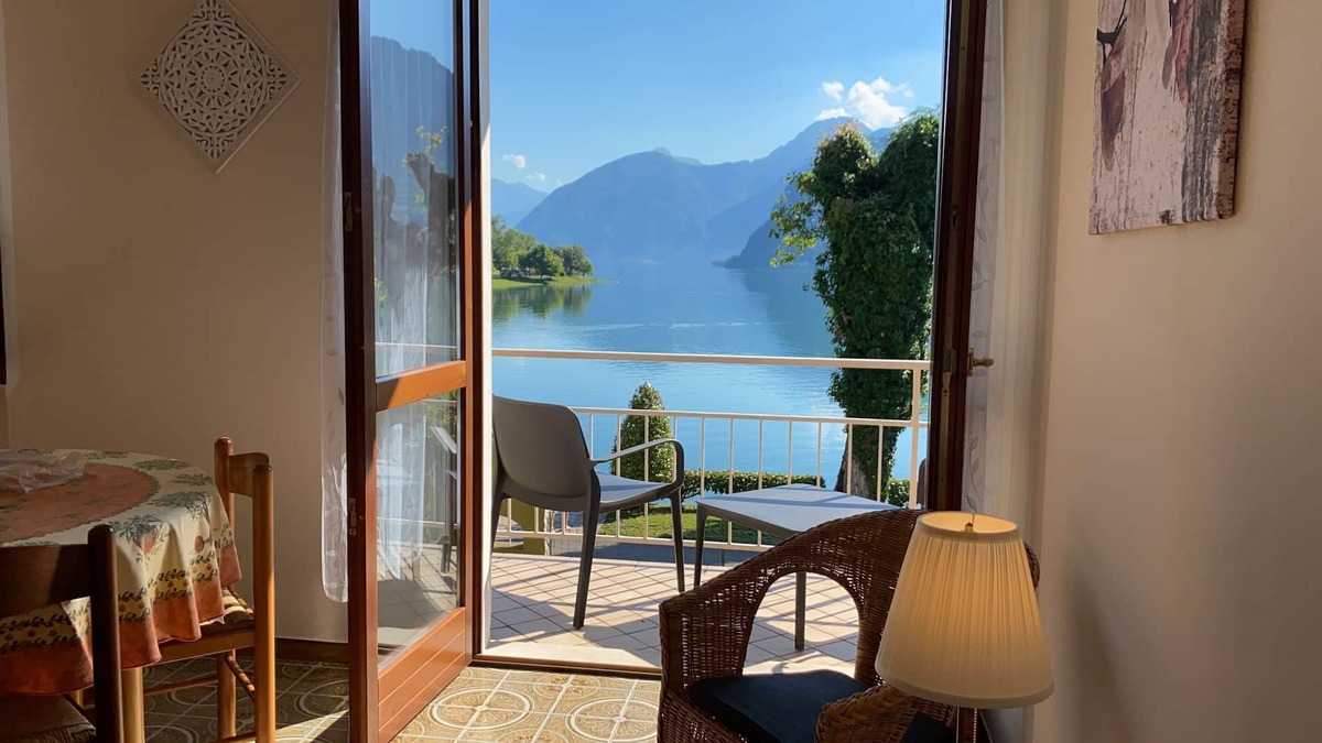 Idro Apartment | DIRECTLY ON THE BEACH/LAKE, apartment for up to 4 people, pool, garden, wide view