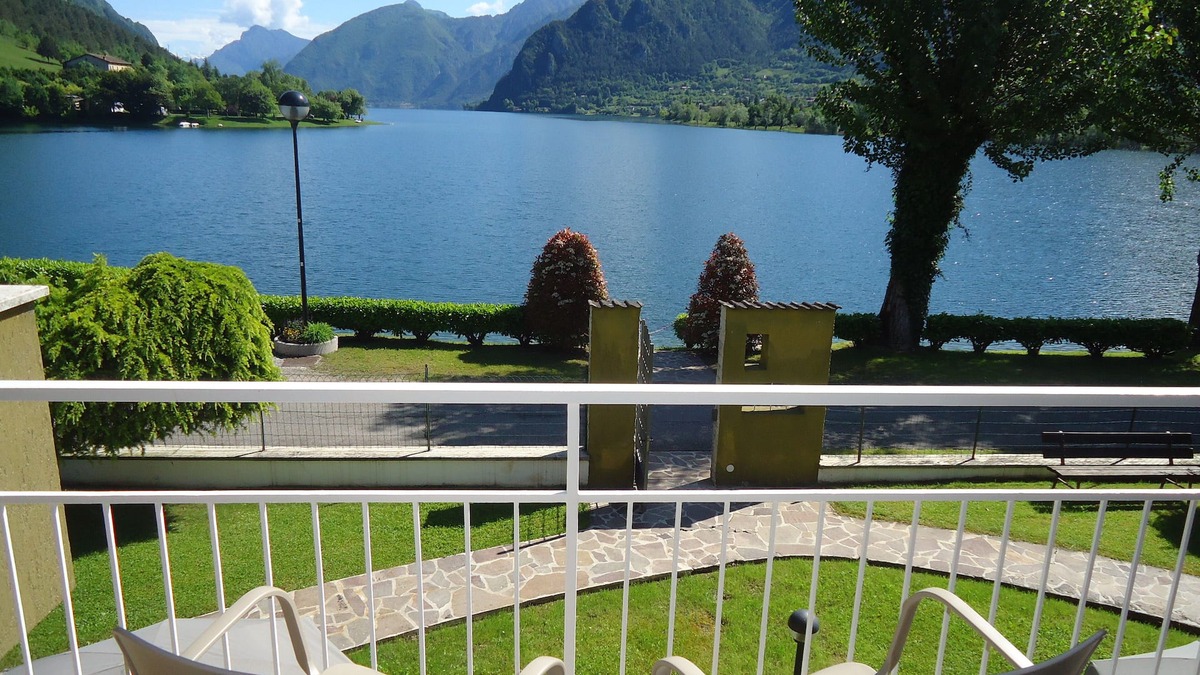 Idro Apartment | DIRECTLY ON THE BEACH/LAKE, apartment for up to 4 people, pool, garden, wide view