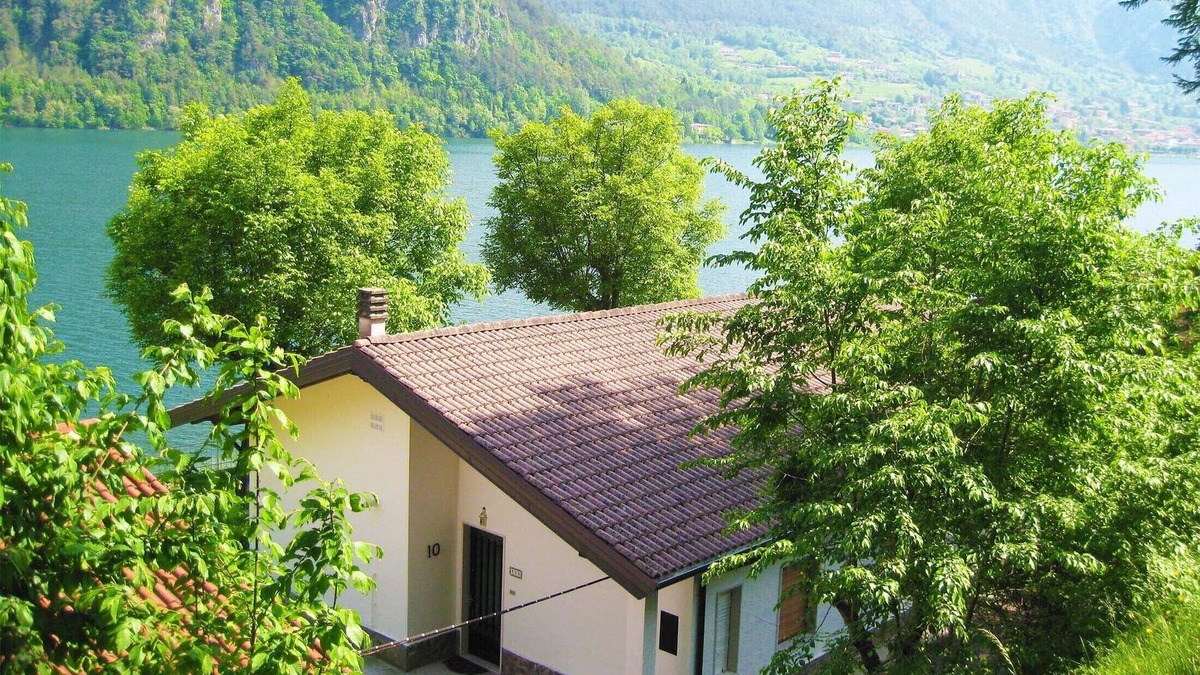 Idro House | Directly on the lake with garden