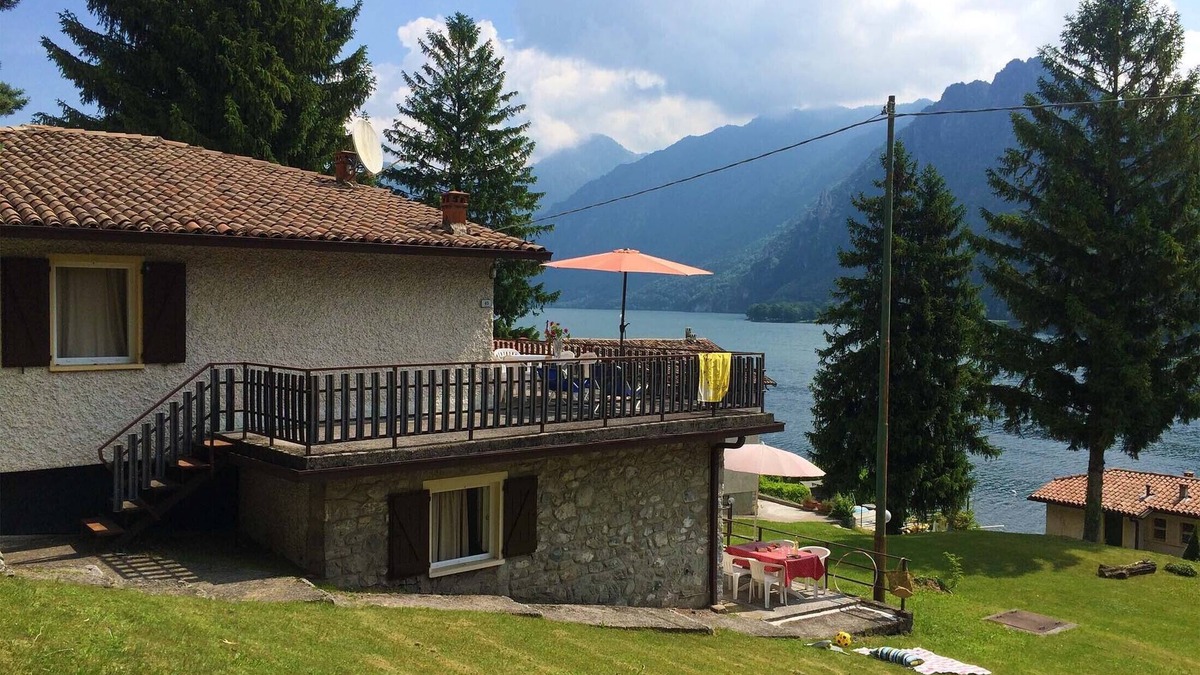 Idro Apartment | Directly on the lake with terrace and two bedrooms