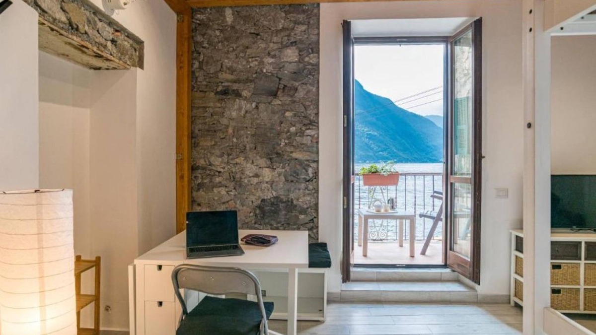 Nesso Apartment | Directly overlooking the lake, this charming, recently renovated studio apartment offers an incomparable view of one of the ancient bridges of the picturesque medieval village of Nesso. Immersed in an atmosphere of tranquillity and authenticity, the flat