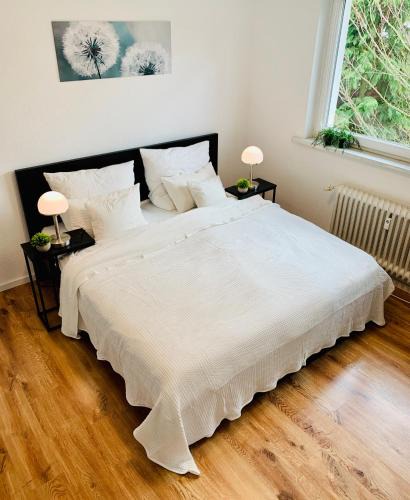 Homburg Apartment | Direkte Uninähe: Ferienwohnung mit großem Doppelbett, Küchenzeile und neu renoviertem Badezimmer