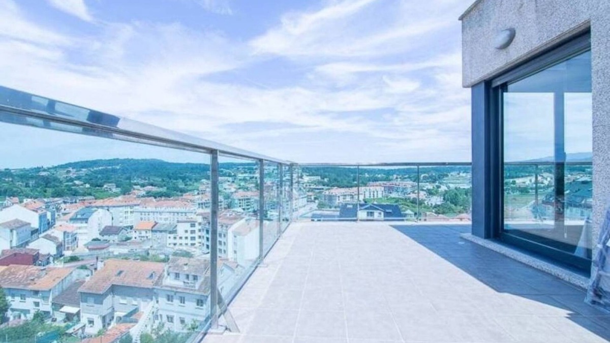 Portonovo Apartment | Disconnectaengalicia Penthouse La Perla, pool and tennis court