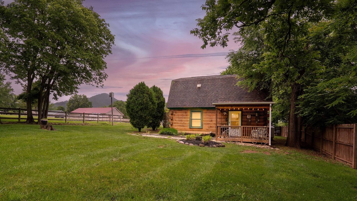 Stanley House | Discount avail! Couples retreat in Shenandoah, grill, firepit, 2 apts.