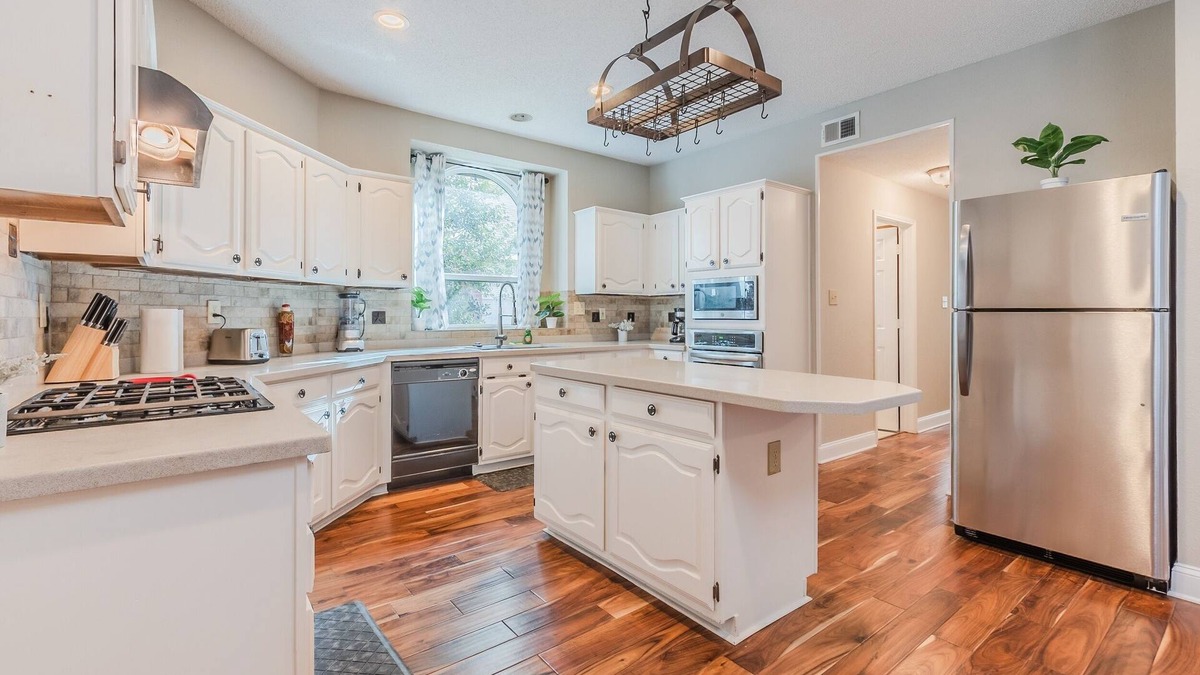 Allen House | Discount Included! Stunning, Modern, Spacious Getaway Fits Any Group, 2 Game Rooms, Hot Tub 5 Bedroom Home by Redawning