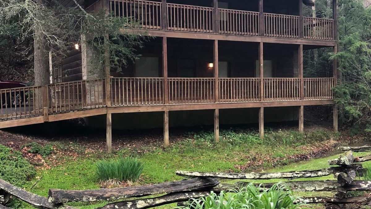 Pigeon Forge Cabin | DISCOUNTED RATES! BOOK TODAY! Close to the Island and LeConte Event Center.
