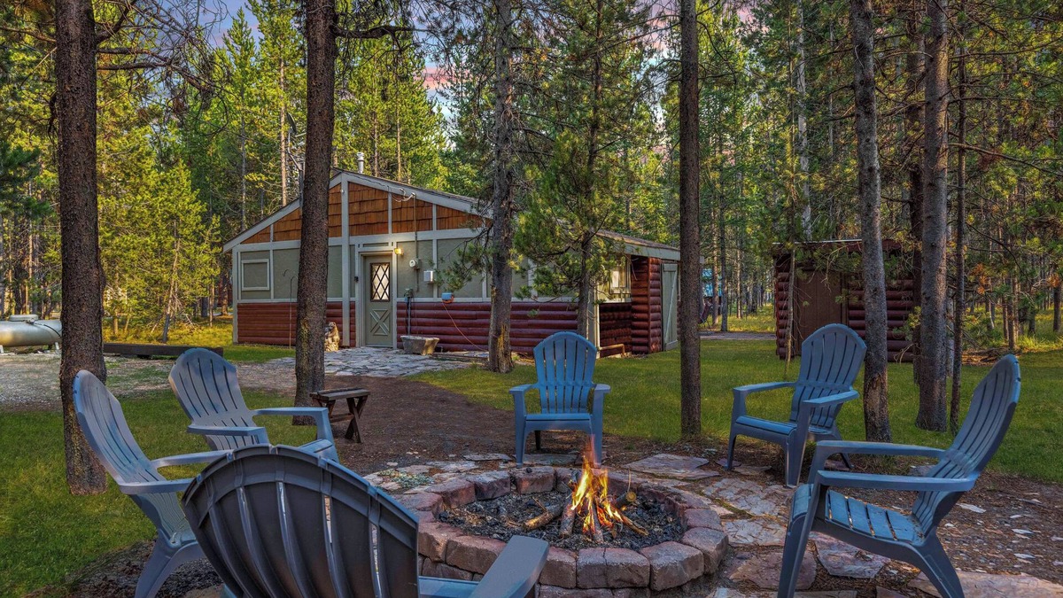 Island Park Cabin | *DISCOUNTED RATES* KABINO: Dogs OK Fire Pit Fireplace Loft w/Low Ceiling High Chair WiFi