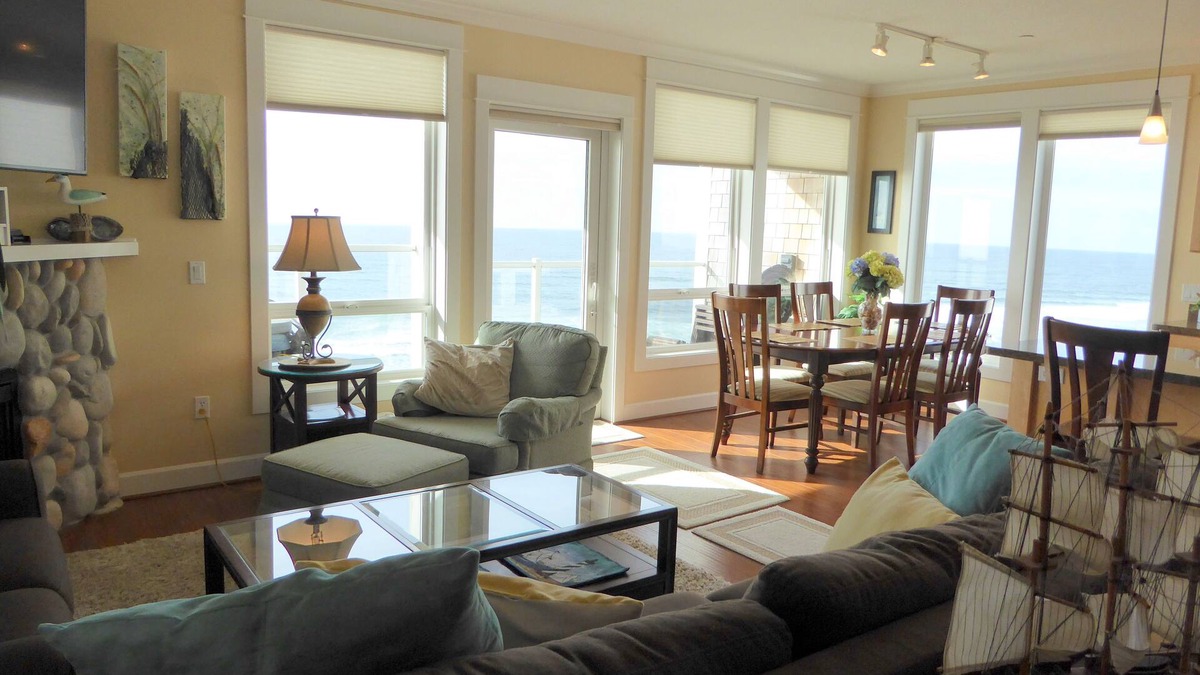 Lincoln City Condo | Discounts/Luxury Condo/Upper Floor Oceanfront/Balcony Hot Tub!