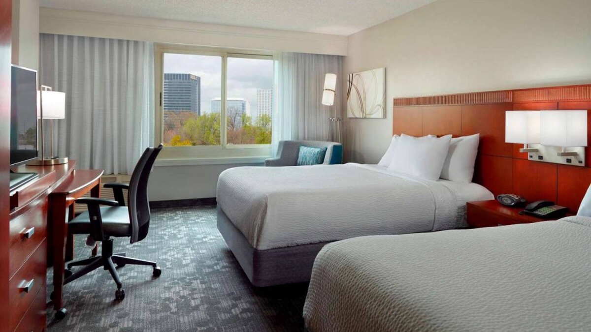 Home Park Hotel | Discover Georgia Aquarium! 2 Spacious Units, Seasonal Outdoor Pool, Pets Allowed