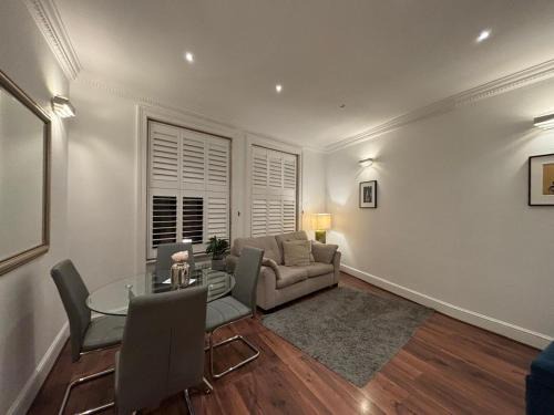 Royal Borough of Kensington and Chelsea Apartment | Discover London Central 2 Bedroom in Kensington