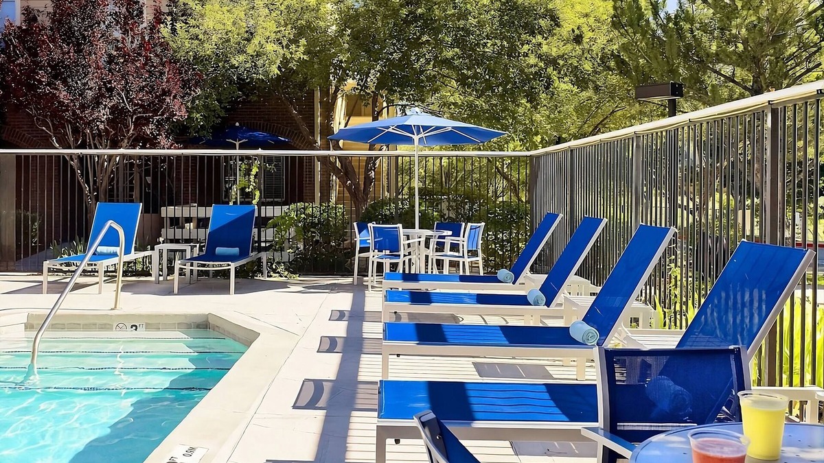 Flagstaff Resort | Discover Scenic Retreat Near Flagstaff's Historic Gems! Pool, Free Breakfast!