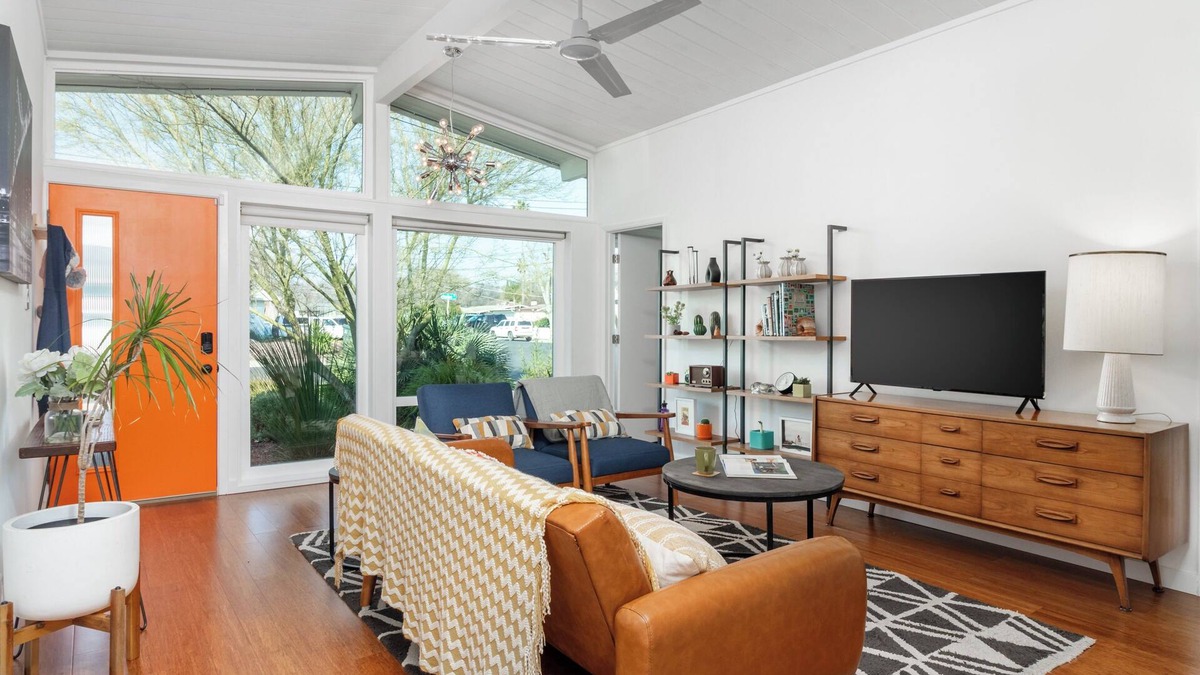 Concord House | Discover serene luxury in our modern Eichler retreat.