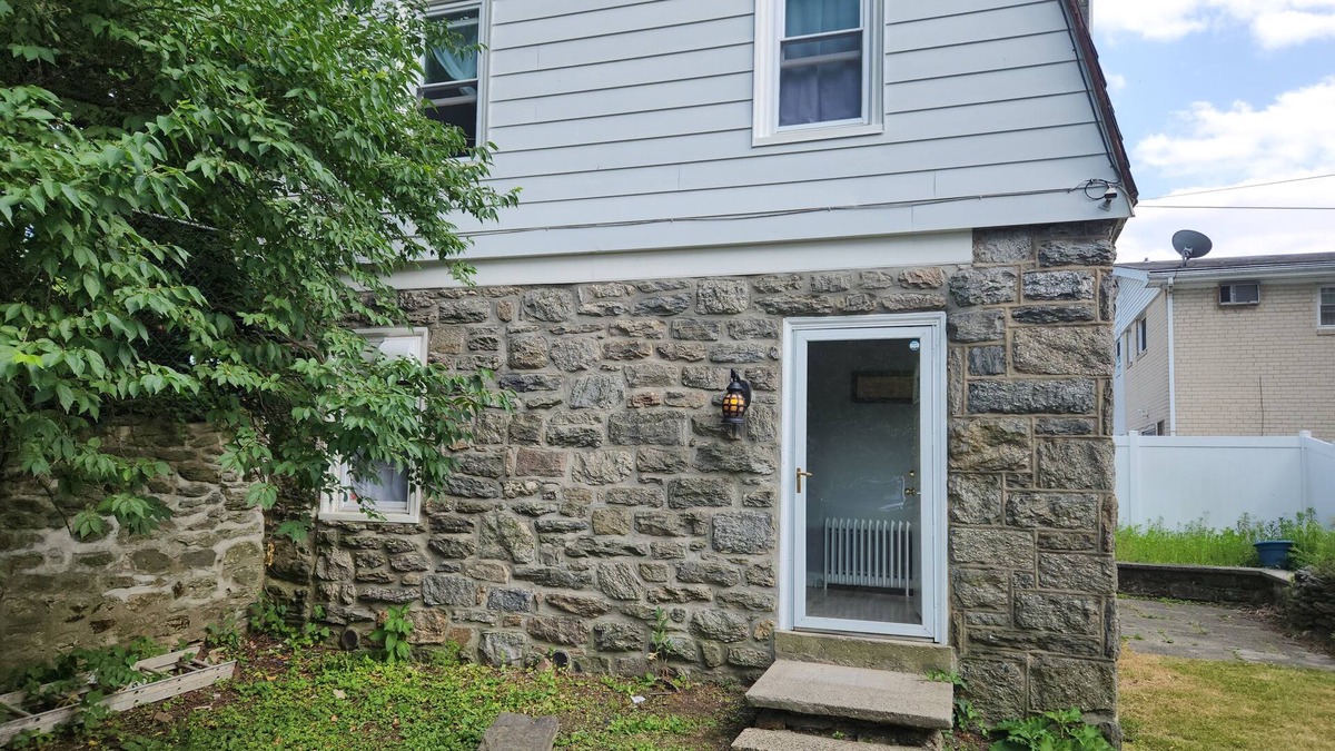 Elkins Park House | Discover the allure of a 2BR, 1.5B house in the secure embrace of historic Elkins Park