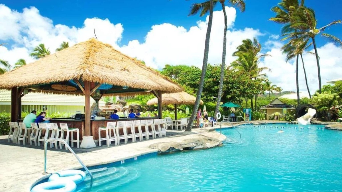 Hanamaulu Hotel | Discover the magic of Kauai! 2 Garden View Units! Onsite Pool!