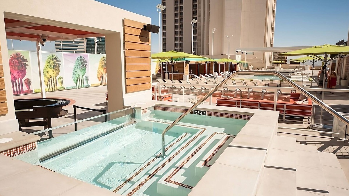 Downtown Las Vegas House | Discover the Various Entertainment Options! 4 Relaxing Units, Outdoor Pool