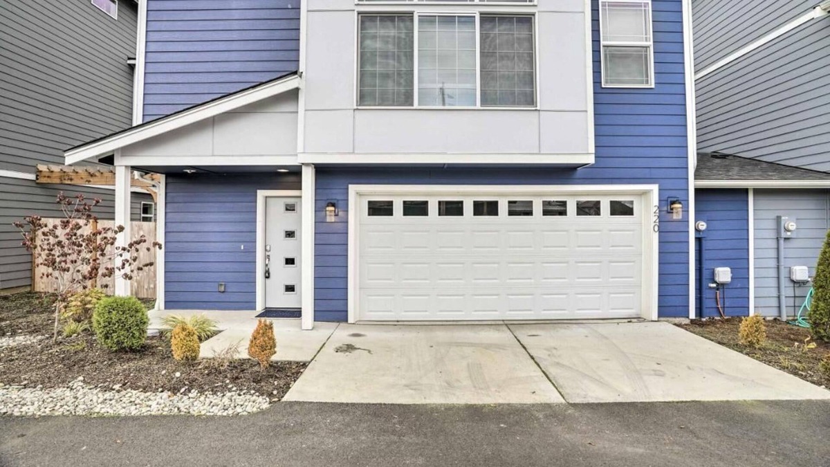 Monroe House | Discover the wonders of Monroe WA, Brand New Luxury, Private Yard & Mtn Views!