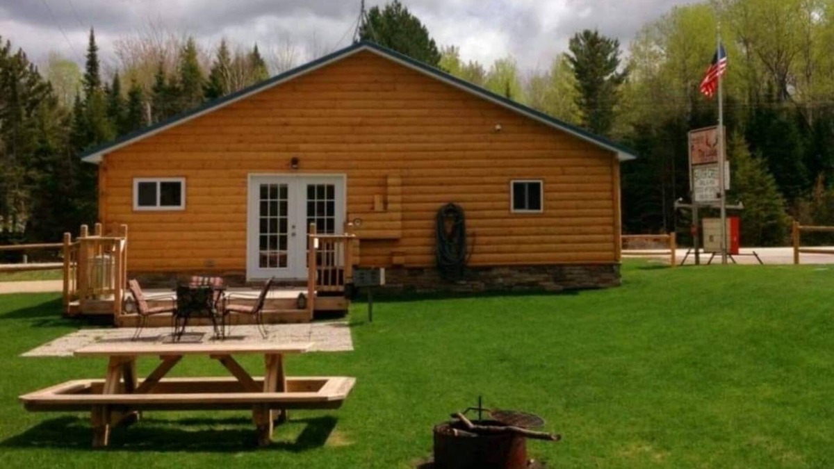 Paradise House | Discovery Lodge- Pet Friendly & Close to the Tahquamenon Falls!