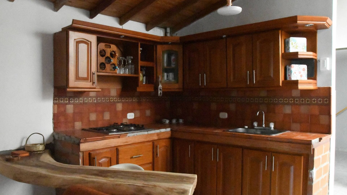 Guatape Apartment | Disfruta de los zócalos y colores en Guatapé