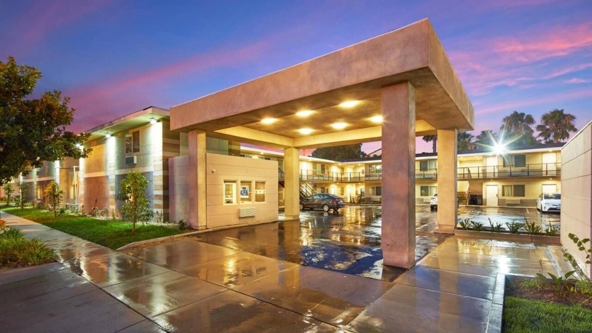Anaheim Resort Hotel | Disneyland Adventure Awaits! Cozy 4 Unit Stay w/Outdoor Pool & Parking!