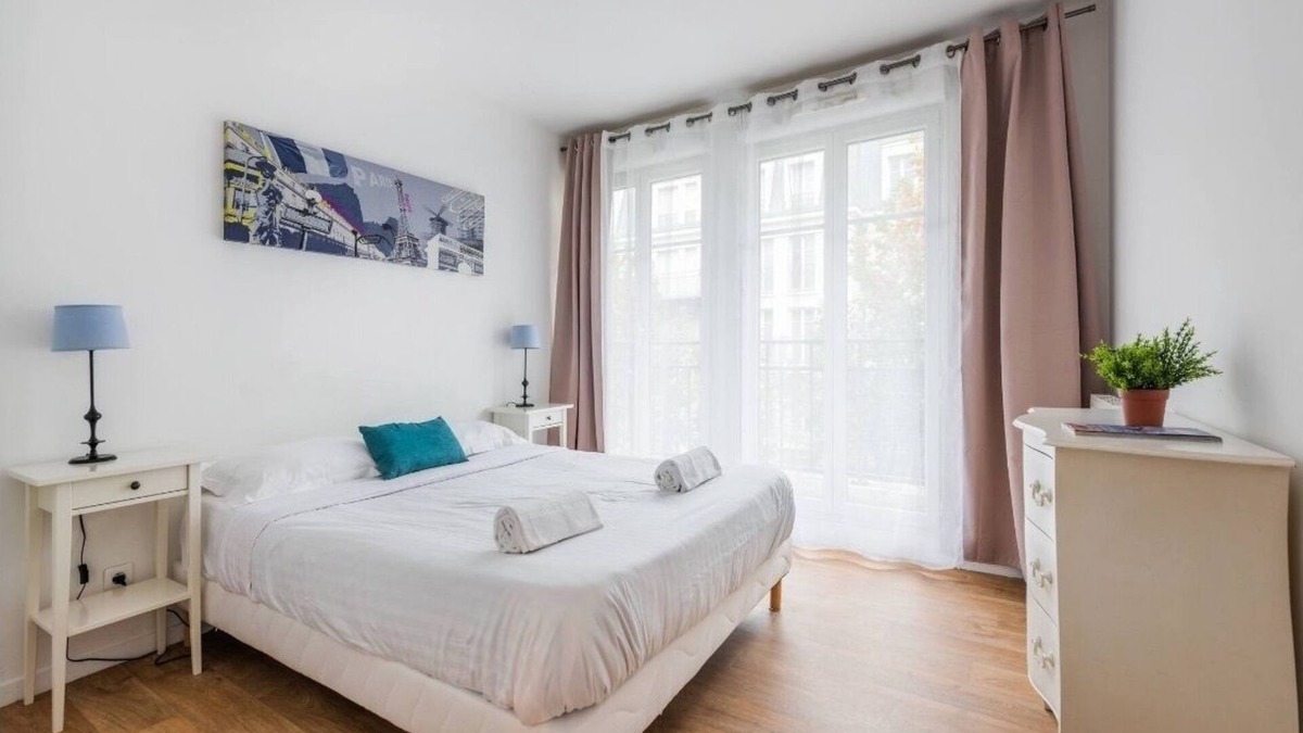 Chessy Apartment | Disneyland Paris 3 minutes away, sleeps 8, 3 bedrooms.