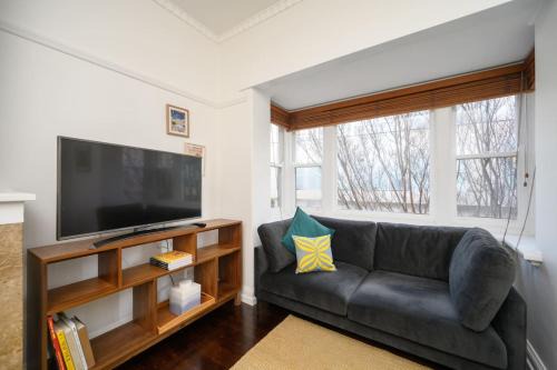 Saint Kilda South Apartment | Dispensary-Art Deco Apartment in St Kilda