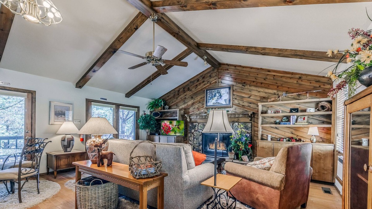 Ruidoso Downs Cabin | 'Distinct stay' guaranteed at Lone Pine! Pet friendly