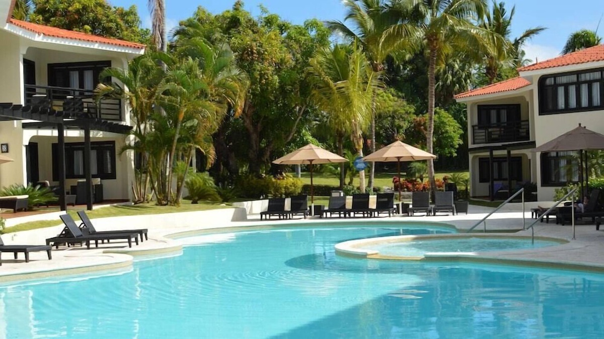 Los Maestros Apartment | Dive Into Travel At This Beautiful Beach Resort