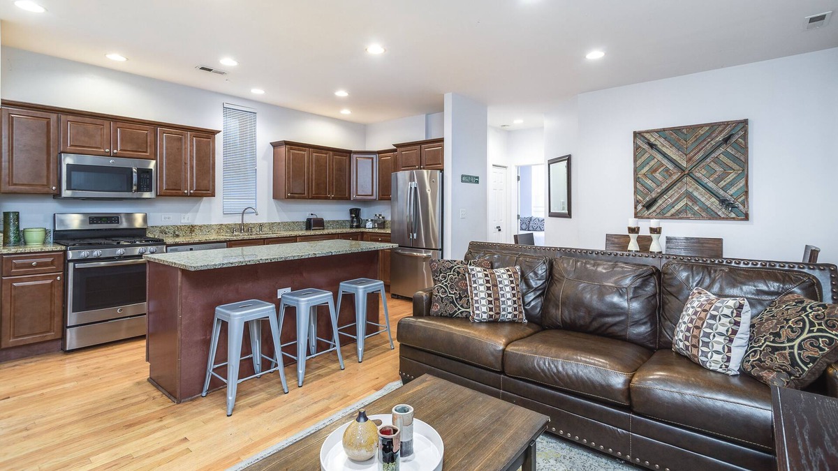 Wrightwood Neighbors House | Diversey #1 - Lincoln Park Living: 5 Queen Beds / 2 FULL Bathroom