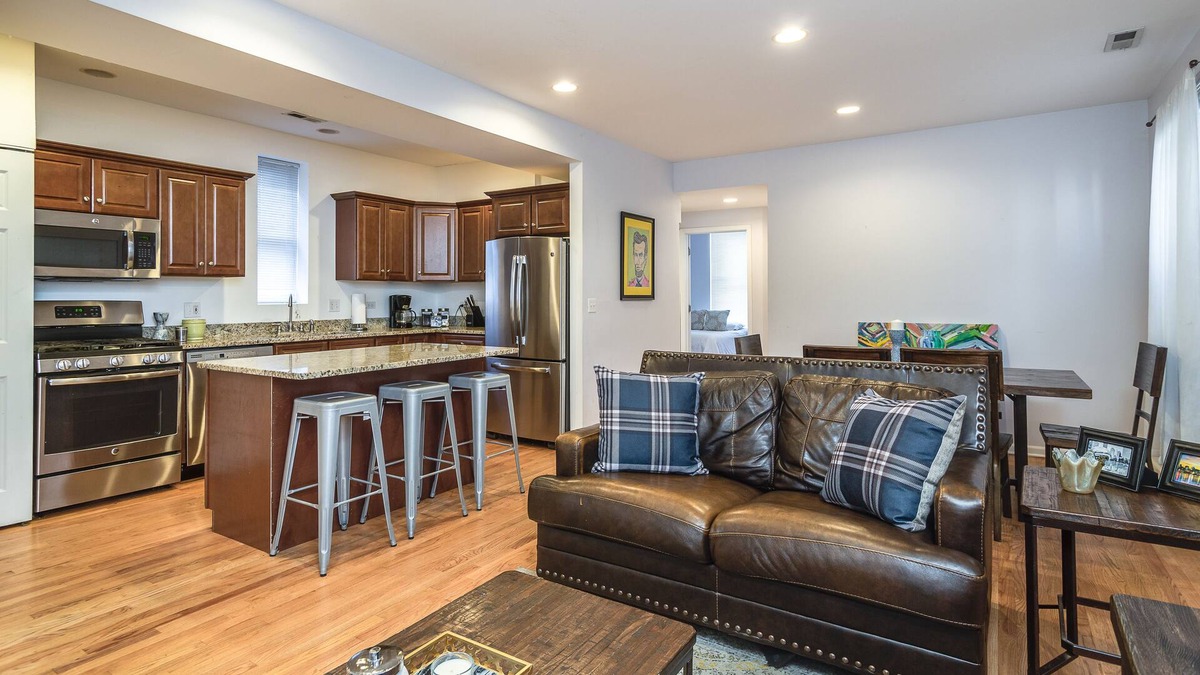 Wrightwood Neighbors House | Diversey #2 Lincoln Park-Short walk to Wrigley, Lincoln Park and The Beach!