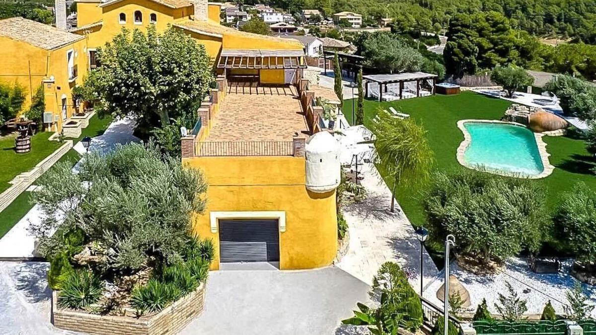 Can Trabal Villa | Divine and Delightful for 24 guests 12km to Sitges