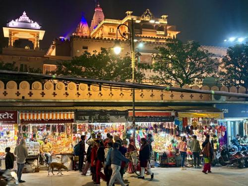 Mathura House | Divine Stay- Facing Krishna Janambhoomi Temple- Spacious 2Room Private HomeStay- All Facilities From Transport To Food- Sleeps 2-6