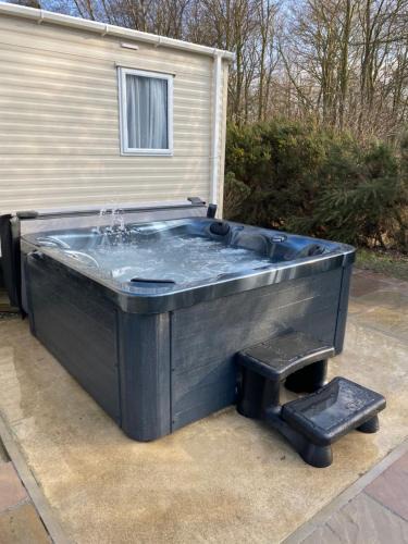 Swarland Cabin | Dixons Den Hot Tub