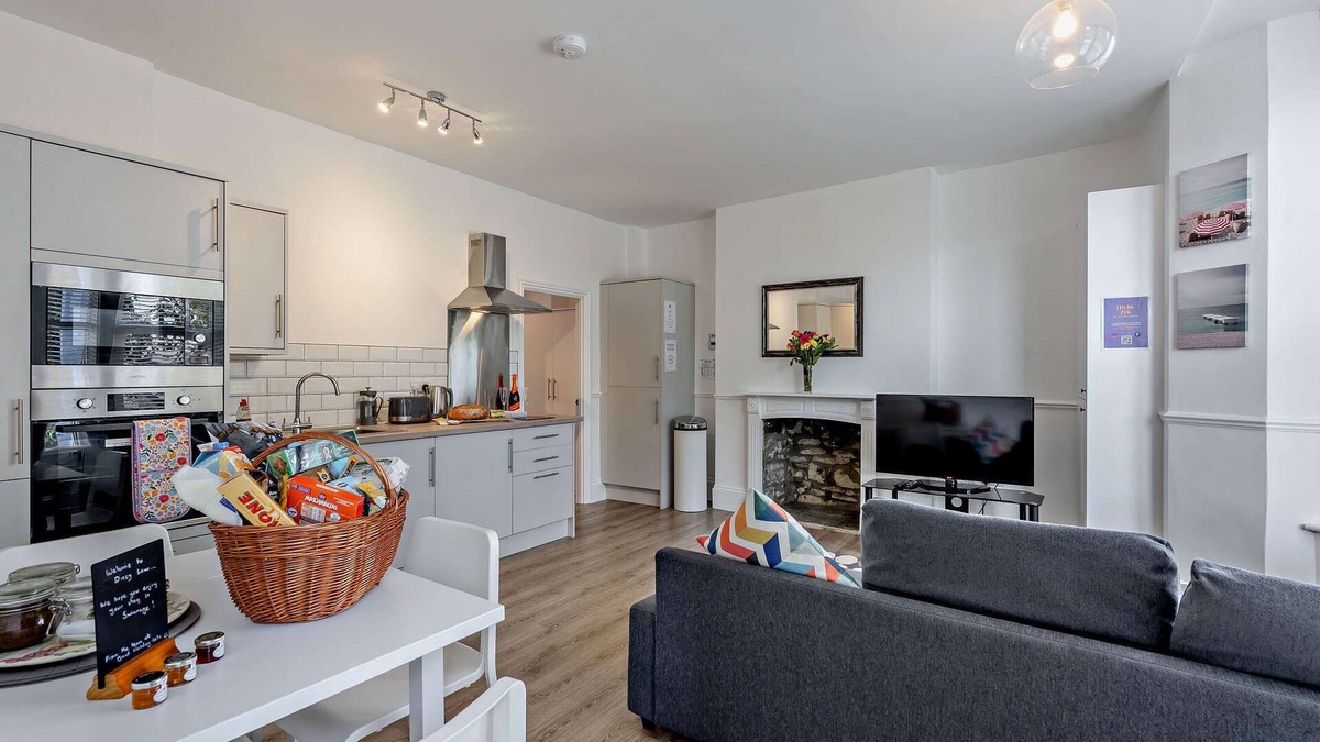 Swanage Apartment | Dizzy Lows Modern 1 Bedroom Swanage Apartment with Bay Views