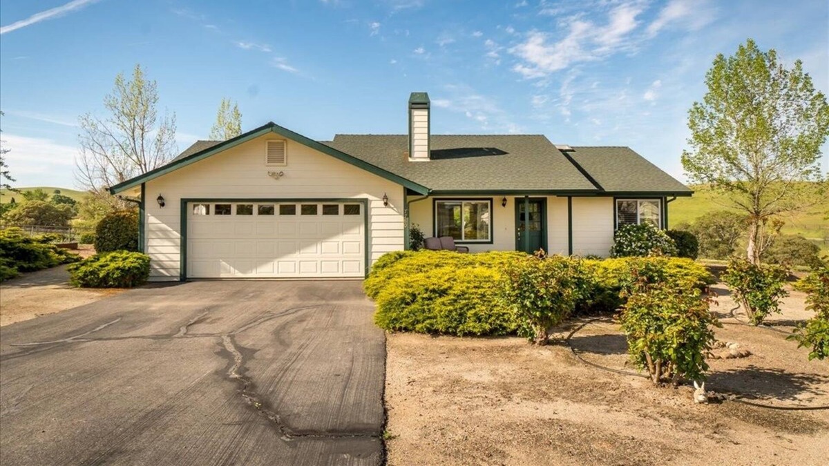 Paso Robles House | Do Dinosaurs Drink Wine? Come to Sundance Cottage and Find Out!