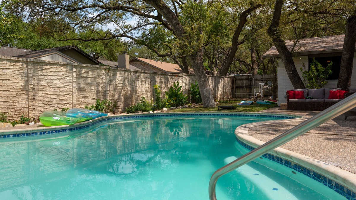 Woods of Shavano House | Do nOt ClIcK Private Pool Stocked Kitchen 4BR 5 Beds 1 KING Tile Throughout