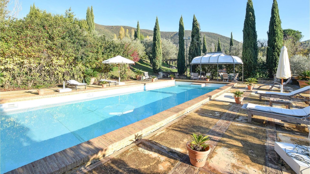 Poggio Catino House | Do you live in a villa, or have you always wanted to? Then this vacation home is probably the right