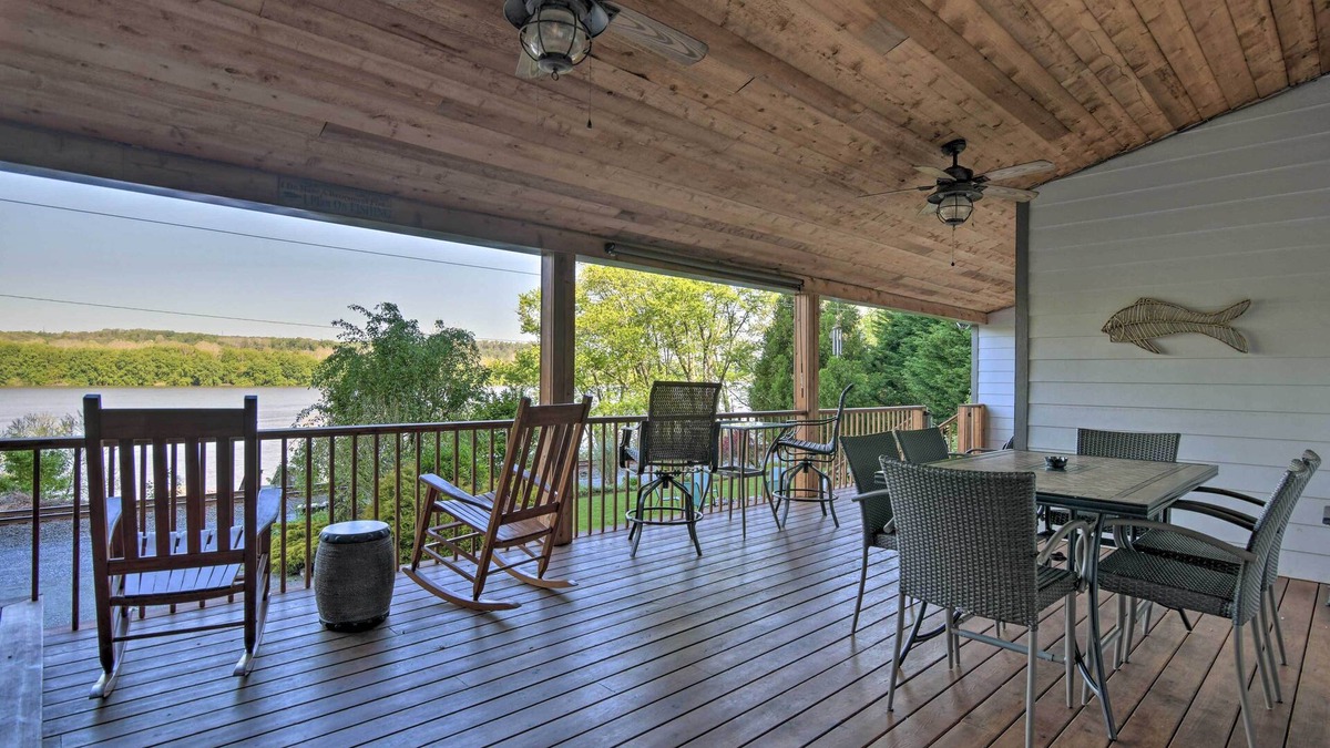 Pequea House | Dock & Hot Tub: Susquehanna River Retreat!