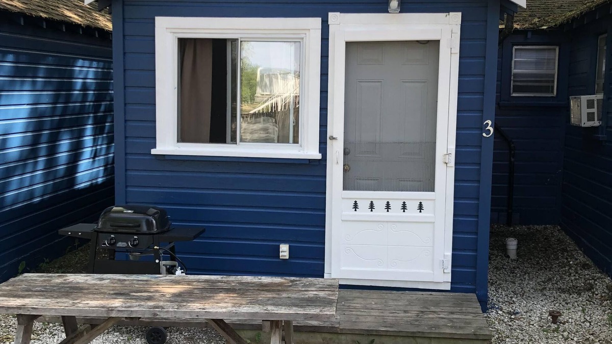 Wasaga Beach Cottage | Dock Life Cottage 3 - Riverside, 1 Bedroom, Wasaga