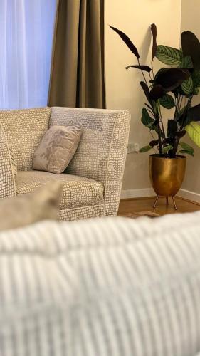 Cubitt Town Apartment | Dockside Charm by Halisi